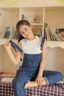 坐在叔叔那里写作业